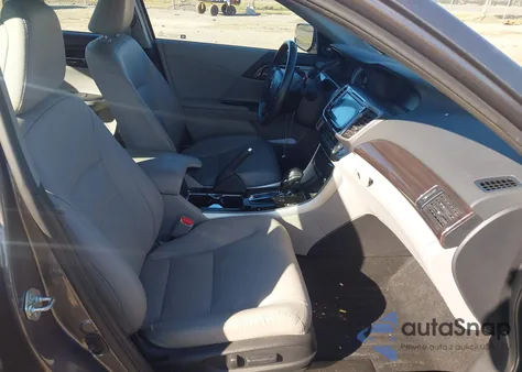 2017 Honda Accord Touring V6 z USA, uszkodzony, nr VIN 1HGCR3F92HA045300